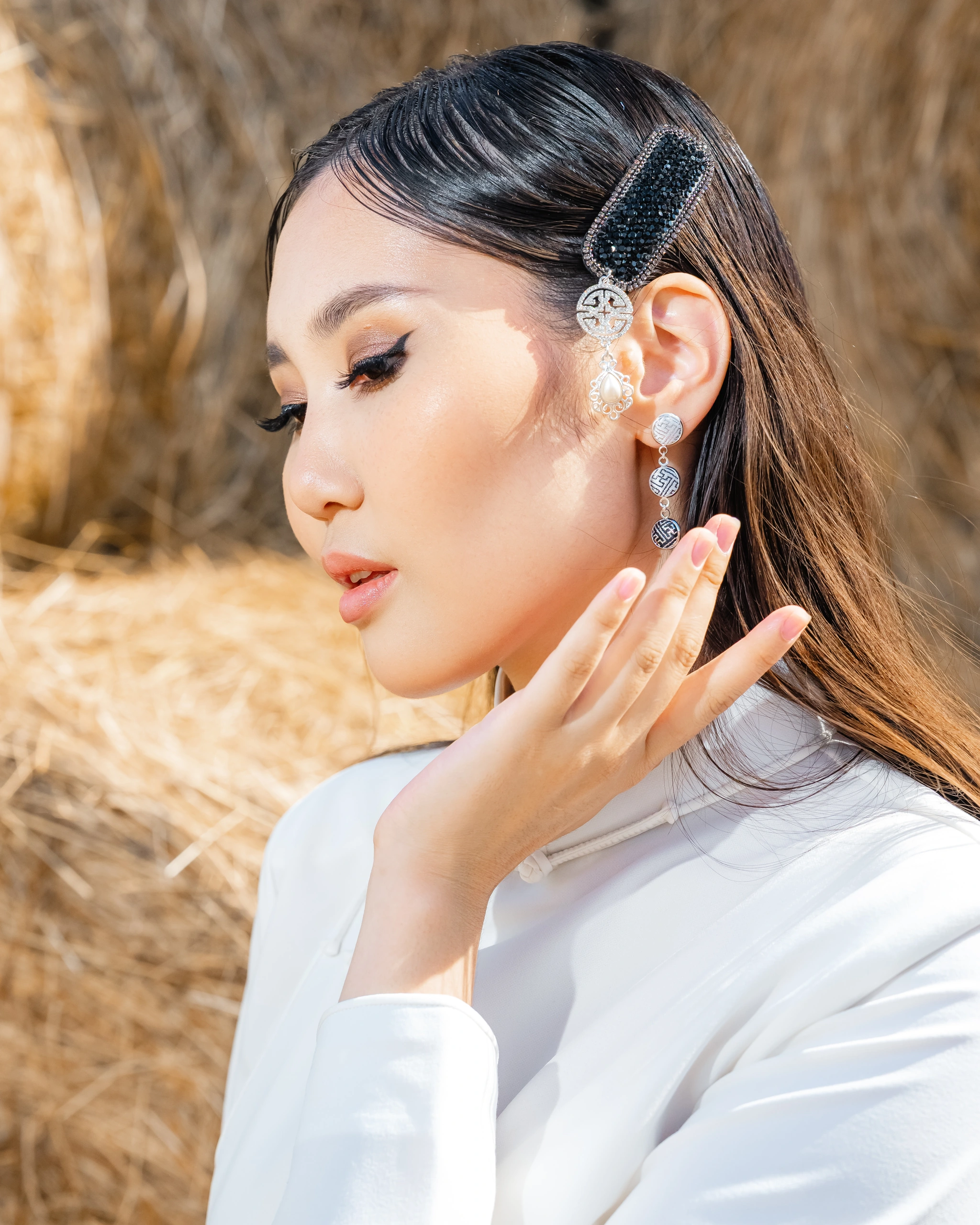 Close-up beauty portrait showing luminous skin and defined eyeliner